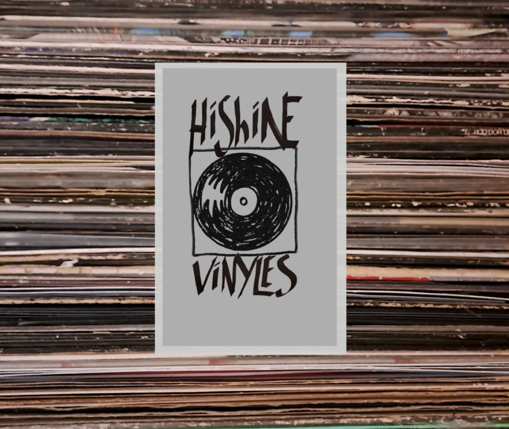Logo Hishine Vinyles sur fond de tranches de disques